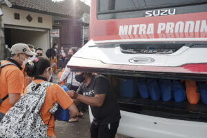 Relawan Mitra Prodin memuat bus dengan perbekalan untuk dibawa ke keluarga Nusa Penida