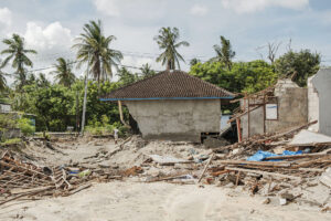 Saat banjir, rumah-rumah terseret arus ke laut