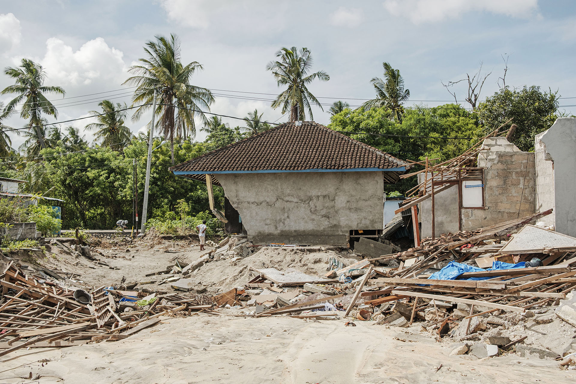 Saat banjir, rumah-rumah terseret arus ke laut