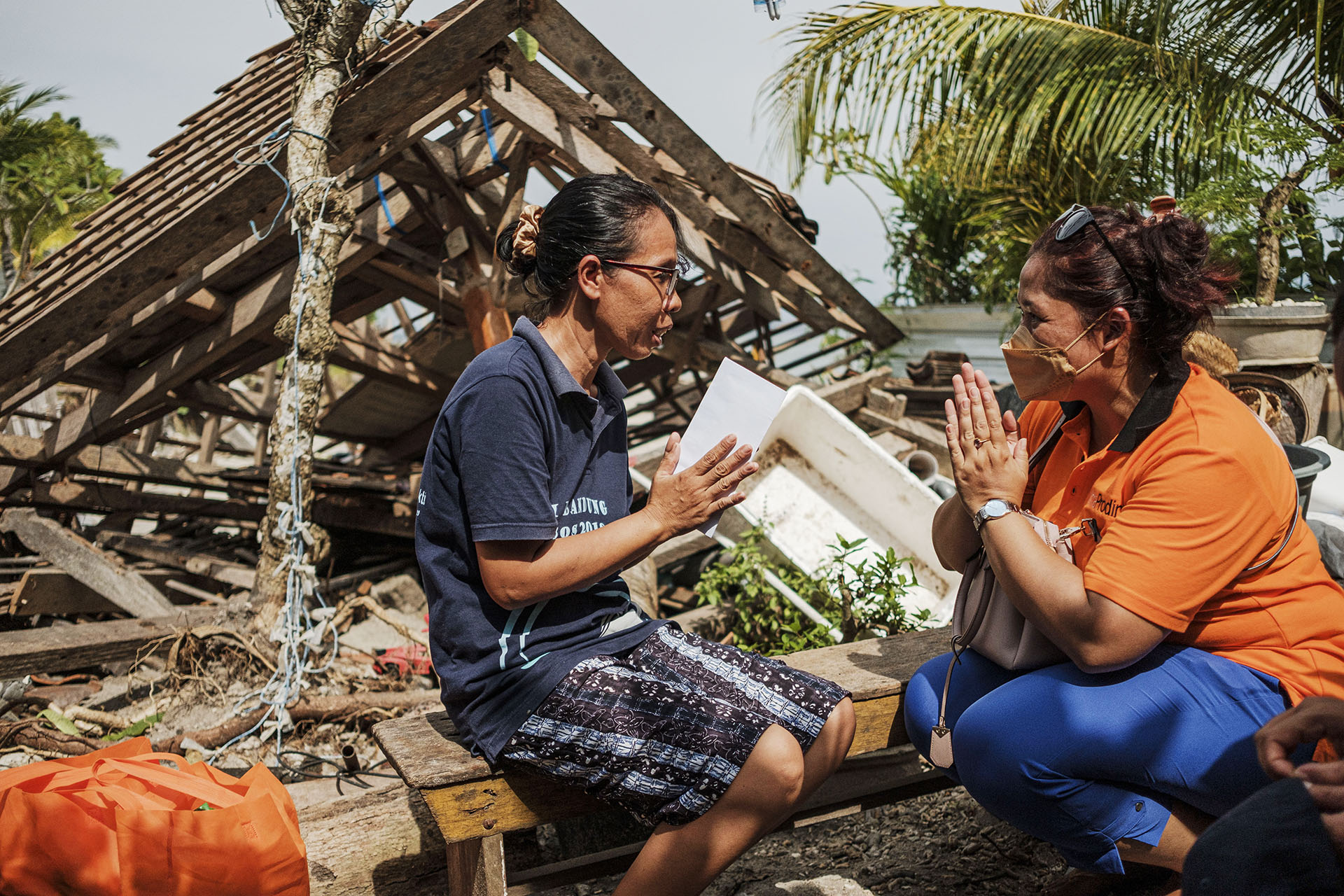 Mitra Prodin offered financial help and food supply to Nyoman and Desa to help them rebuild their home