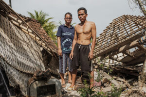Nyoman Wardana (kanan) dan Desk Antari (kiri) berdiri di kiri rumah mereka